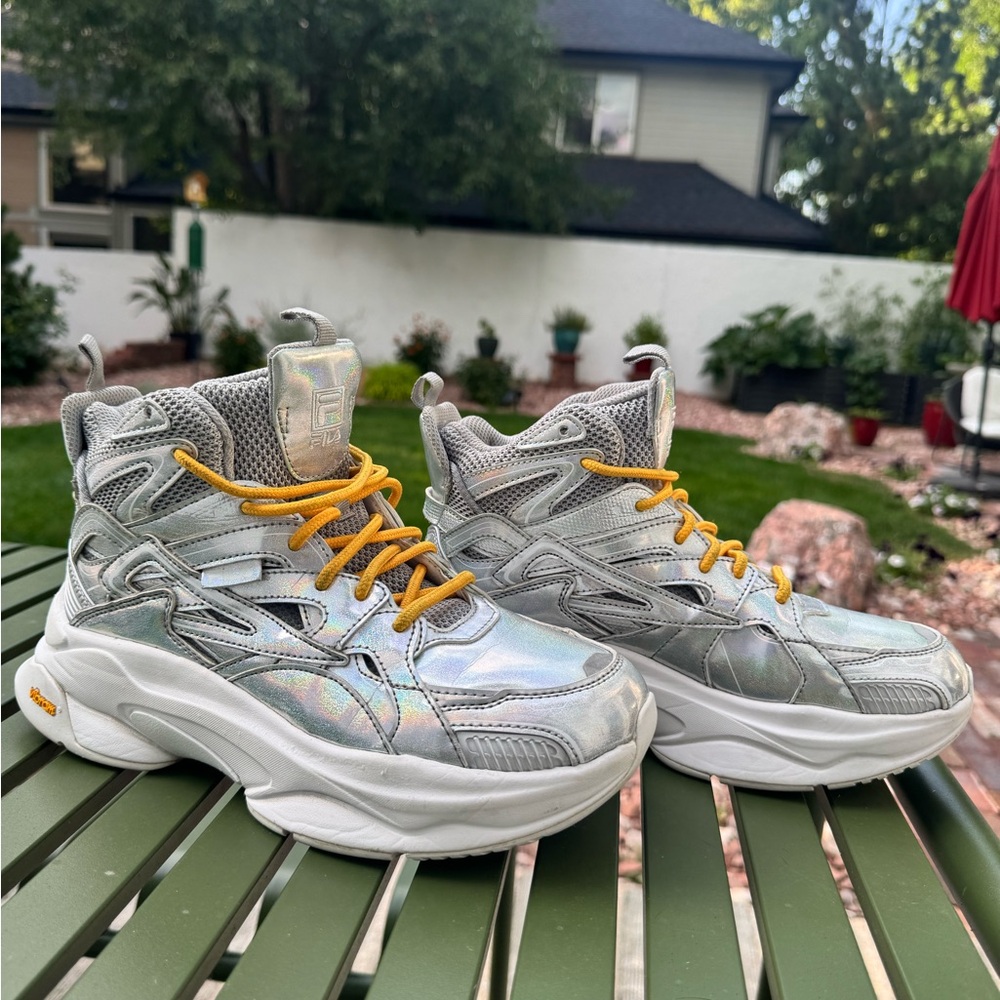 Wmns Hallasan Mid Premium 'Iridescent' FILA VIBRAM SNEAKERS